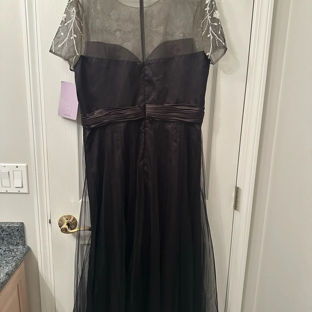 Elegant JS Collections Black and White Floral Gown size 16- brand new - Picture 5 of 7
